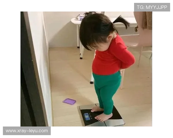 田亮家冰箱里塞满蛋白粉，娃放学回家先称体重