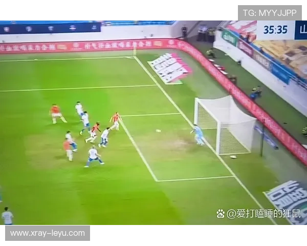 VAR争议引发判罚标准不一：裁判何时应坚持现场判决？