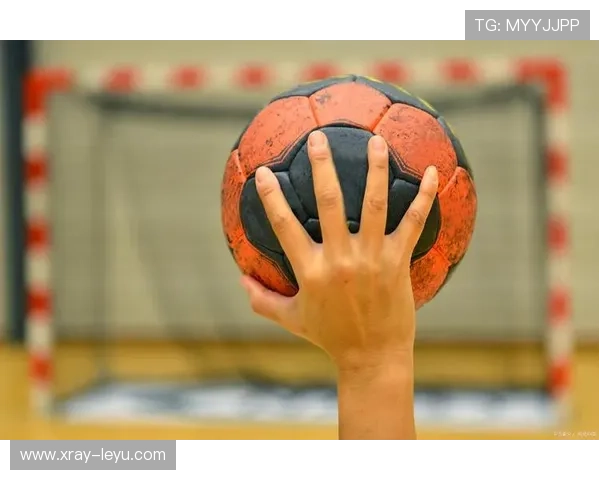 手臂自然位置判罚如何影响足球手球规则的认定？